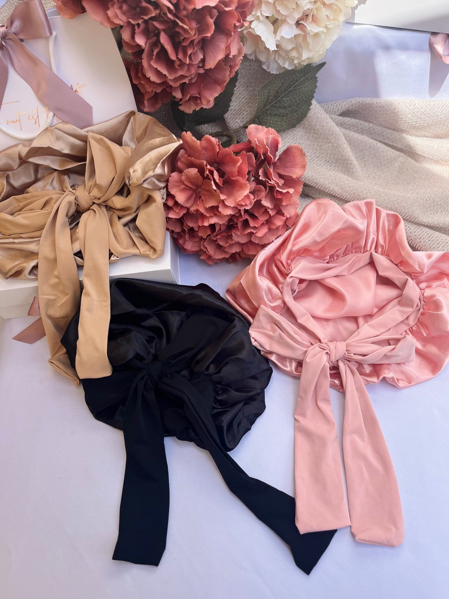 Bonnets en satin La Nuit est Belle